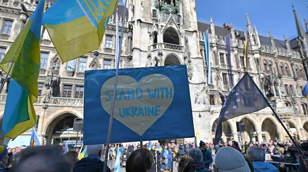 Die Demonstrierenden sprachen sich für eine anhaltende Unterstützung der Ukraine aus. / Foto: Uwe Lein/dpa