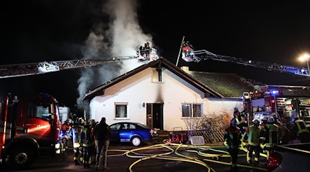 Bei dem Brand in Großostheim wurden mehrere Menschen verletzt.  / Foto: Ralf Hettler/dpa