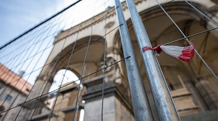 Die Feldherrnhalle ist mit einem Bauzaun abgesperrt. / Foto: Leonie Asendorpf/dpa