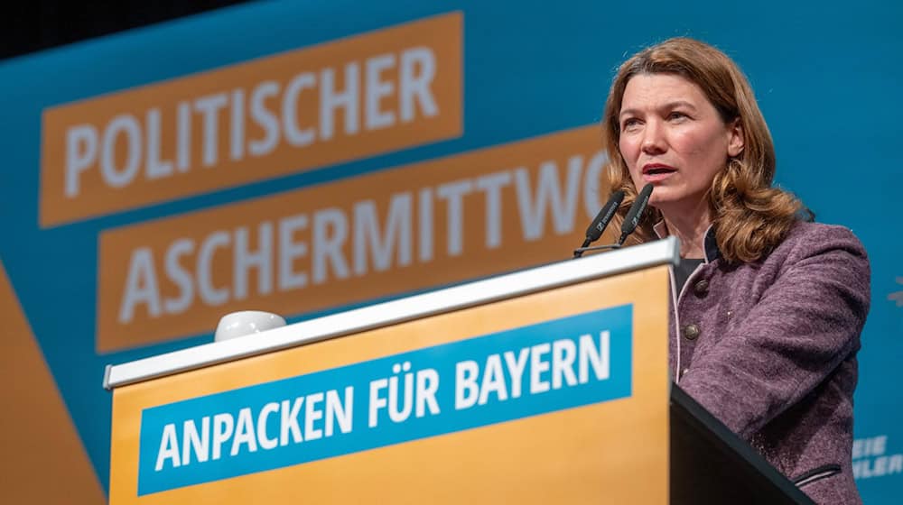 Freie-Wähler-Landrätin Tanja Schweiger fordert vom Bund weit mehr als frisches Geld - ohne grundlegende Reformen sieht sie kein Ende der kommunalen Probleme. (Archivbild)  / Foto: Armin Weigel/dpa