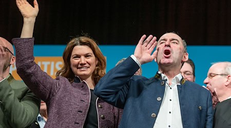 Beim politischen Aschermittwoch standen Hubert Aiwanger und seine Lebensgefährtin Tanja Schweiger noch jubelnd nebeneinander (Archivbild). / Foto: Armin Weigel/dpa