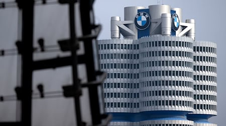 Nach drei Jahren mit außergewöhnlich hohen Gewinnen hat BMW 2024 deutlich weniger verdient. (Archivbild) / Foto: Sven Hoppe/dpa