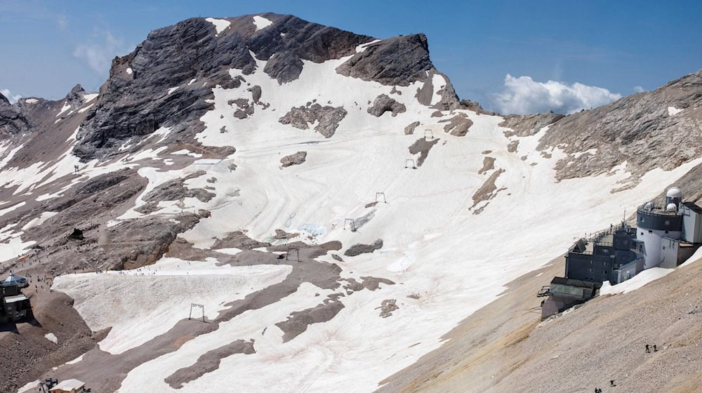 Sonne setzt dem Nördlichen Schneeferner zu. (Archivbild) / Foto: Matthias Balk/dpa