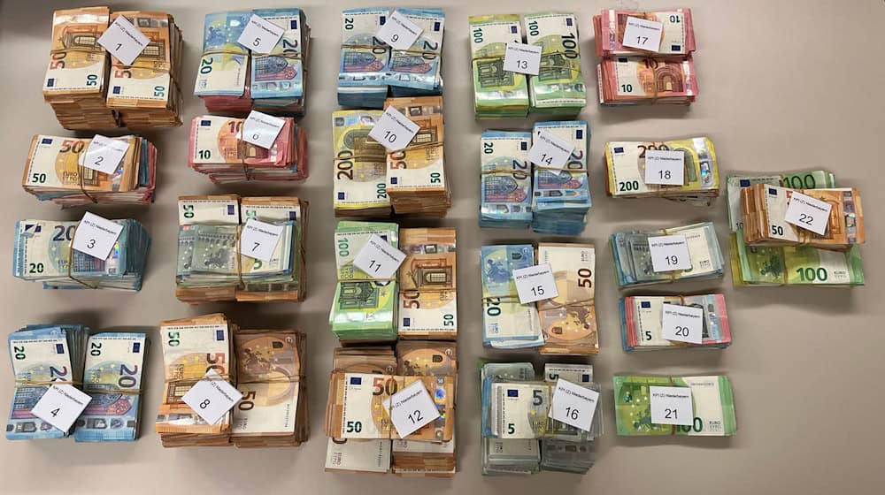 500.000 Euro Bargeld fanden die Schleierfahnder in dem Versteck. (Handout) / Foto: -/KPI Niederbayern/dpa