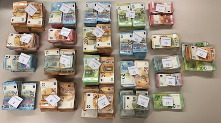 500.000 Euro Bargeld fanden die Schleierfahnder in dem Versteck. (Handout) / Foto: -/KPI Niederbayern/dpa