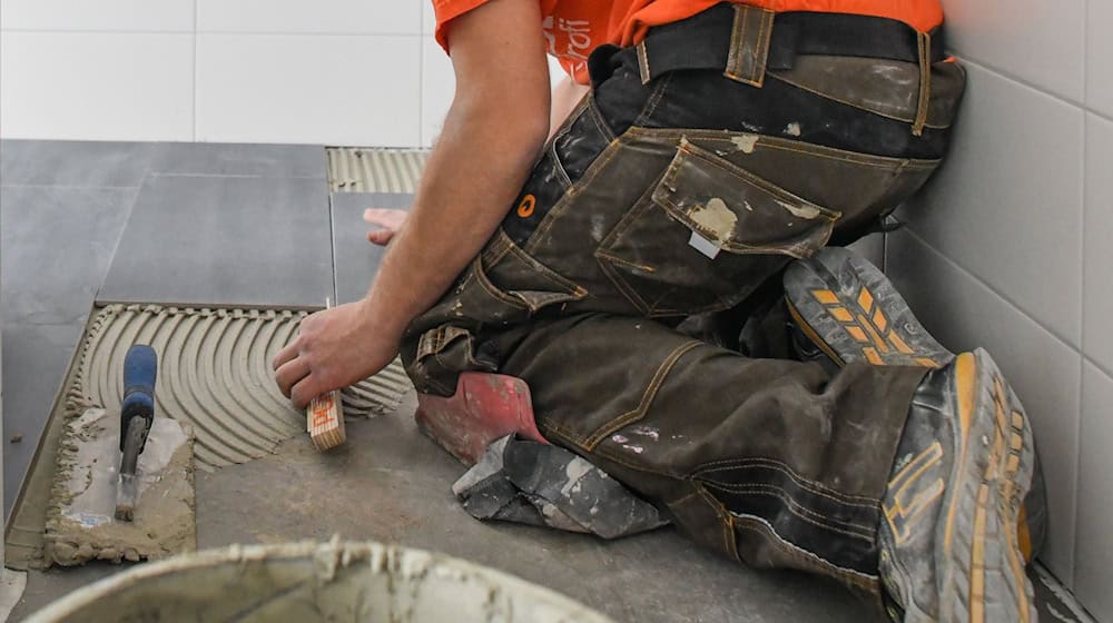 Fliesenleger: Das deutsche Handwerk beklagt einen Mangel an Nachwuchs. (Archivbild) / Foto: Patrick Pleul/dpa-Zentralbild/dpa