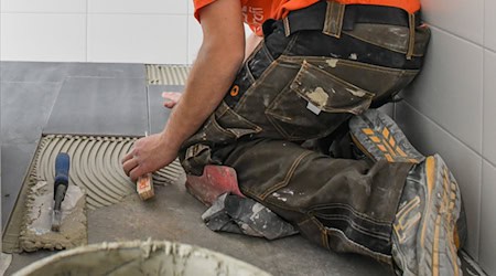 Fliesenleger: Das deutsche Handwerk beklagt einen Mangel an Nachwuchs. (Archivbild) / Foto: Patrick Pleul/dpa-Zentralbild/dpa