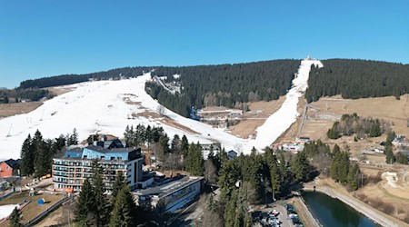 So richtiges Winterfeeling ist in vielen Skigebieten insbesondere in den Mittelgebirgen kaum noch gegeben. (Archivbild) / Foto: Bodo Schackow/dpa