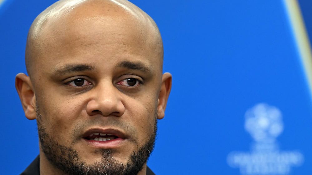 Bayern-Trainer Vincent Kompany will seine Herangehensweise trotz des Ausfalls von Leverkusens Florian Wirtz nicht verändern. / Foto: Federico Gambarini/dpa