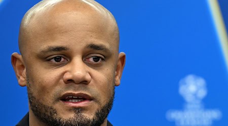 Bayern-Trainer Vincent Kompany will seine Herangehensweise trotz des Ausfalls von Leverkusens Florian Wirtz nicht verändern. / Foto: Federico Gambarini/dpa