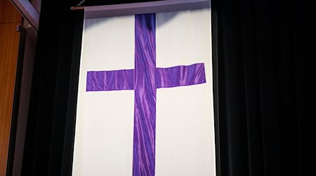 Die Evangelische Landeskirche in Bayern legt ihre Kirchenkreise zusammen. (Archivbild) / Foto: Daniel Vogl/dpa