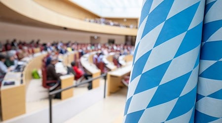 Die Lockerung der Schuldenbremse ist alles andere als ein Selbstläufer in Bayern. (Archivbild) / Foto: Peter Kneffel/dpa