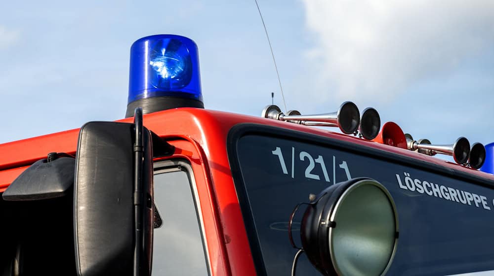 Die Feuerwehr löschte den Fahrzeugbrand in Pegnitz. (Symbolbild) / Foto: Pia Bayer/dpa