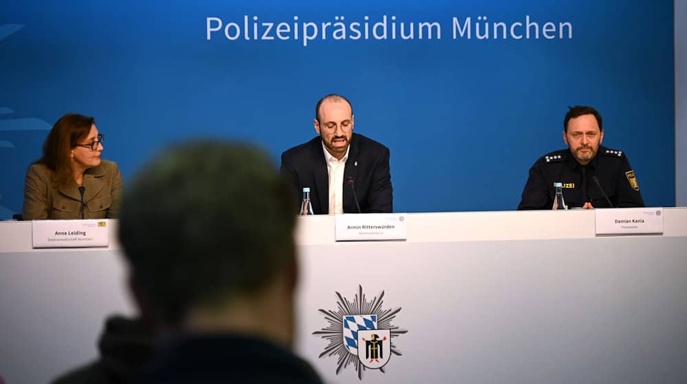 Armin Ritterswürden (M.), Kriminalrat der Polizei München, bei der Pressekonferenz zu einer Festnahme nach dem Tötungsdelikt. / Foto: Leonie Asendorpf/dpa