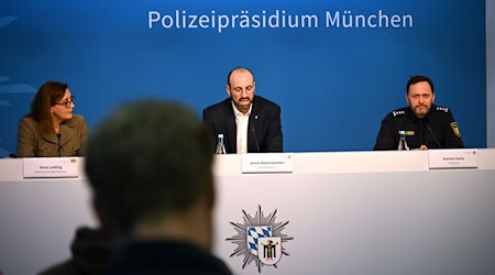 Armin Ritterswürden (M.), Kriminalrat der Polizei München, bei der Pressekonferenz zu einer Festnahme nach dem Tötungsdelikt. / Foto: Leonie Asendorpf/dpa