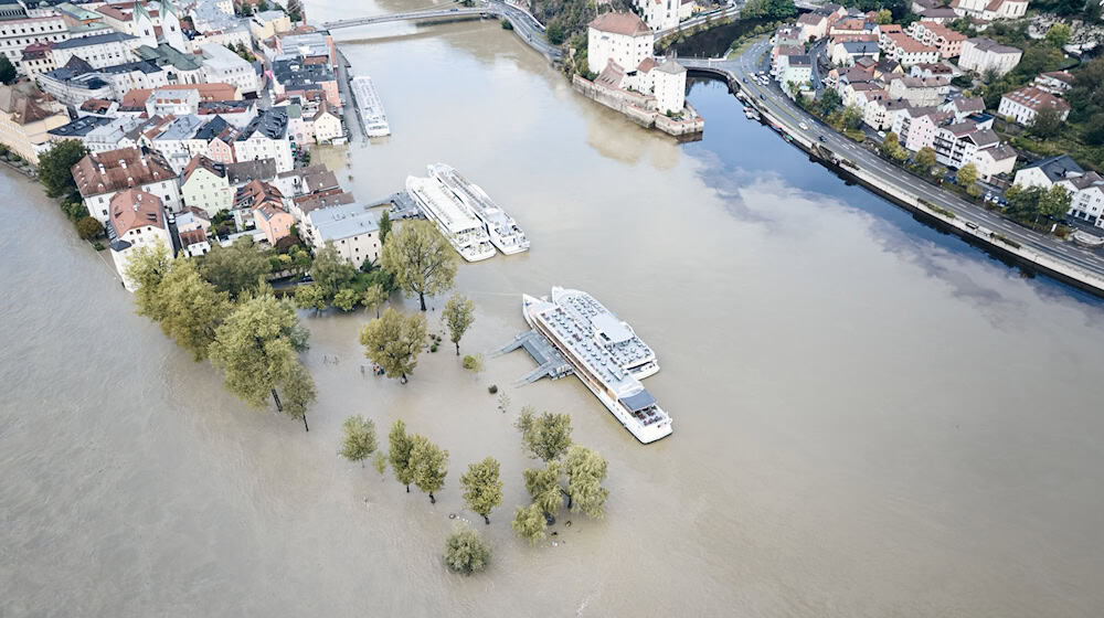 Entlang der Donau muss vielerorts wie hier in Passau immer wieder mit starken Hochwassern gerechnet werden. Trotzdem sind Bauprojekte in den Überschwemmungsgebieten noch immer sehr beliebt. (Archivbild) / Foto: Tobias C. Köhler/dpa