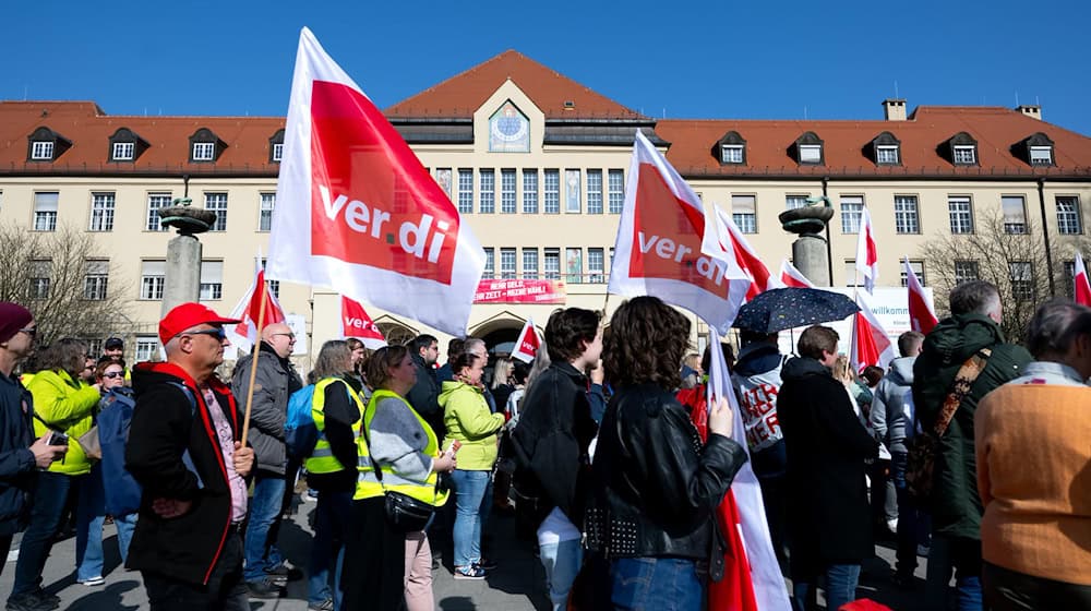 Mehrere Tausend Mitarbeiter des öffentlichen Dienstes haben an Warnstreiks in Bayern teilgenommen.  / Foto: Sven Hoppe/dpa