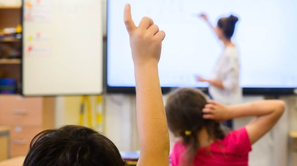 Die Arbeitszeitkonten für Lehrkräfte an Grundschulen werden geändert. / Foto: Julian Stratenschulte/dpa