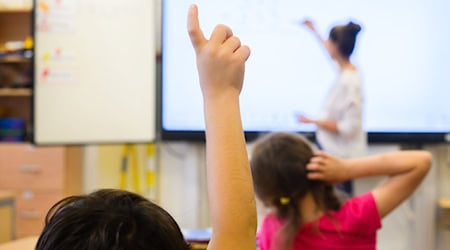 Die Arbeitszeitkonten für Lehrkräfte an Grundschulen werden geändert. / Foto: Julian Stratenschulte/dpa