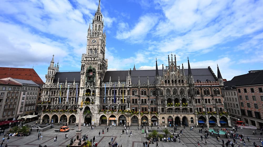 Auf dem Münchner Marienplatz vor dem Neuen Rathaus soll die Kundgebung am Sonntag stattfinden. (Archivfoto) / Foto: Felix Hörhager/dpa