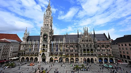 Auf dem Münchner Marienplatz vor dem Neuen Rathaus soll die Kundgebung am Sonntag stattfinden. (Archivfoto) / Foto: Felix Hörhager/dpa