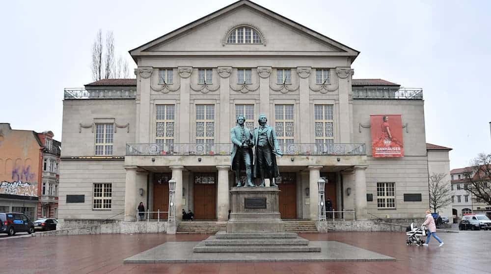 Das Deutsche Nationaltheater Weimar (DNT) mit dem Goethe-Schiller-Denkmal. (Archivbild) / Foto: Martin Schutt/dpa-Zentralbild/dpa