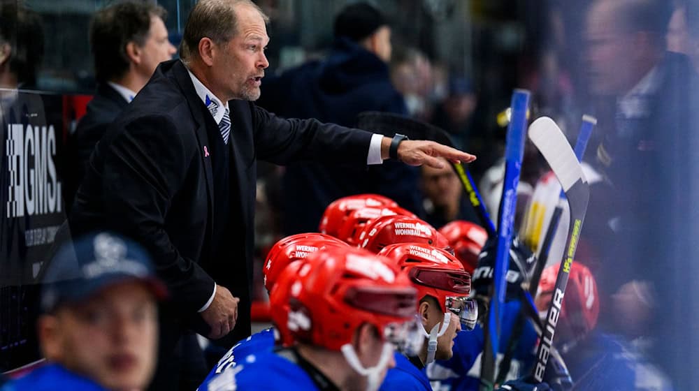 Schwenningen erreicht mit Trainer Steve Walker ein Entscheidungsspiel um den Einzug ins Playoff-Viertelfinale. / Foto: Tom Weller/dpa