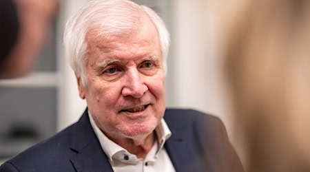 Horst Seehofer teilt aus. (Archivbild) / Foto: Daniel Karmann/dpa