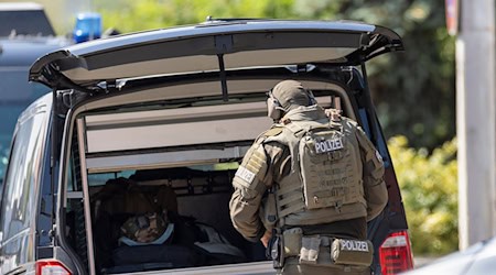 SEK-Kräfte nehmen nach dem Angriff einen Verdächtigen fest. (Symbolbild) / Foto: Heiko Becker/dpa