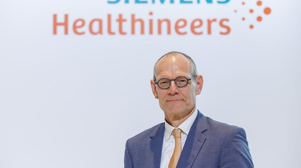 Siemens-Healthineers-Vorstandschef Bernd Montag soll noch bis 2031 an der Spitze des Erlanger Dax-Konzerns stehen. / Foto: Daniel Karmann/dpa