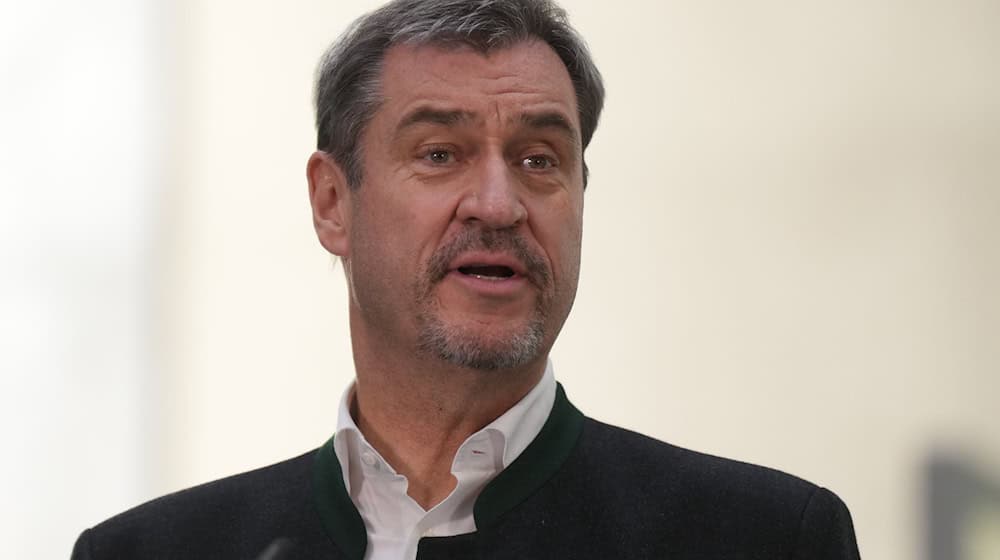 Nach seiner Dauerkritik an den Grünen will sich CSU-Chef Söder bei den wichtigen Beratungen mit den Grünen lieber zurückhalten. (Archivbild)  / Foto: Michael Kappeler/dpa