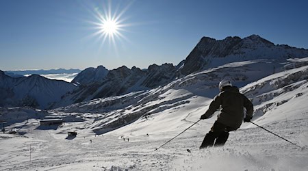 Wintersportler genießen in der sich dem Ende zuneigenden Saison Sonnenschein und blauen Himmel. (Archivbild) / Foto: Angelika Warmuth/dpa