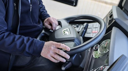 Der Busfahrer weigerte sich, die Türen zu öffnen. (Symbolbild) / Foto: Oliver Berg/dpa