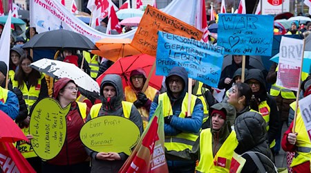 Trotzten dem Regen: Teilnehmer der Verdi-Kundgebung in München. / Foto: Sven Hoppe/dpa