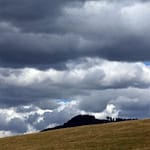 Aufgrund eines Tiefs bleibt es bis Mitte der Woche überwiegend bewölkt – mit Schauern und Gewittern am Nachmittag.  / Foto: Karl-Josef Hildenbrand/dpa