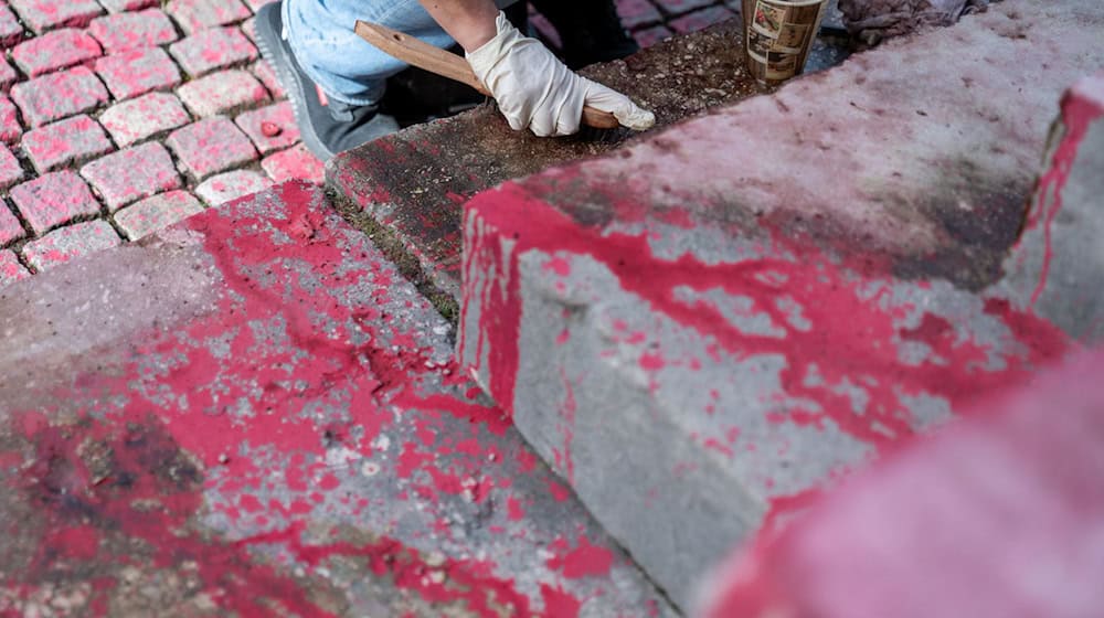 Am Freitag wurde die Farbe von den Treppenstufen der Münchner Propyläen beseitigt. / Foto: Leonie Asendorpf/dpa
