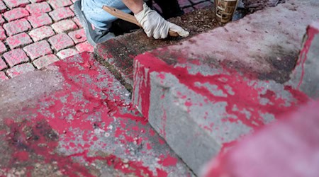 Am Freitag wurde die Farbe von den Treppenstufen der Münchner Propyläen beseitigt. / Foto: Leonie Asendorpf/dpa