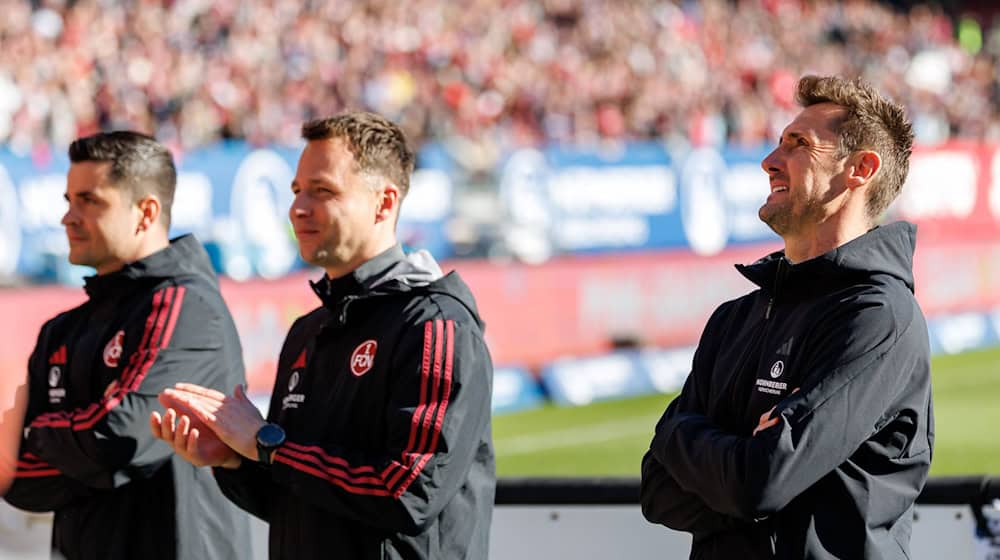 Miroslav Klose (r) genießt den Zuspruch der Nürnberger Fans. / Foto: Daniel Karmann/dpa