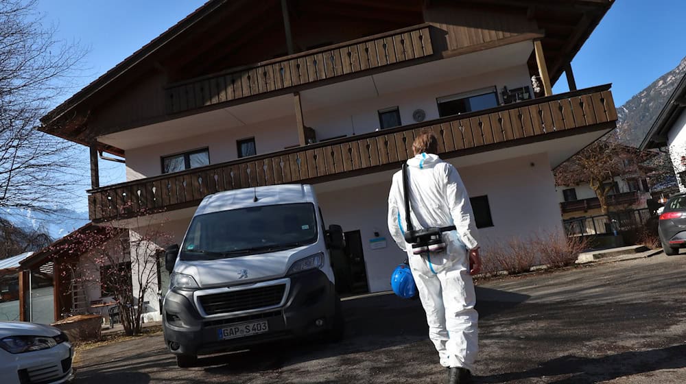 Mitarbeiter der Spurensicherung untersuchten den Tatort. / Foto: Karl-Josef Hildenbrand/dpa