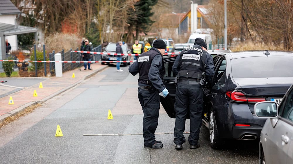 Nach der Tat suchte die Polizei mit zahlreichen Kräften und einem Hubschrauber nach dem Unbekannten. Trotzdem gelang ihm zunächst die Flucht. (Archivfoto) / Foto: Daniel Karmann/dpa