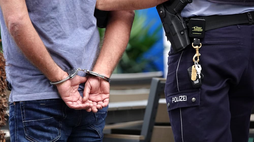 Die Polizei nahm ihren Angaben zufolge den tatverdächtigen Mann vorläufig fest. (Symbolbild) / Foto: Johannes Neudecker/dpa