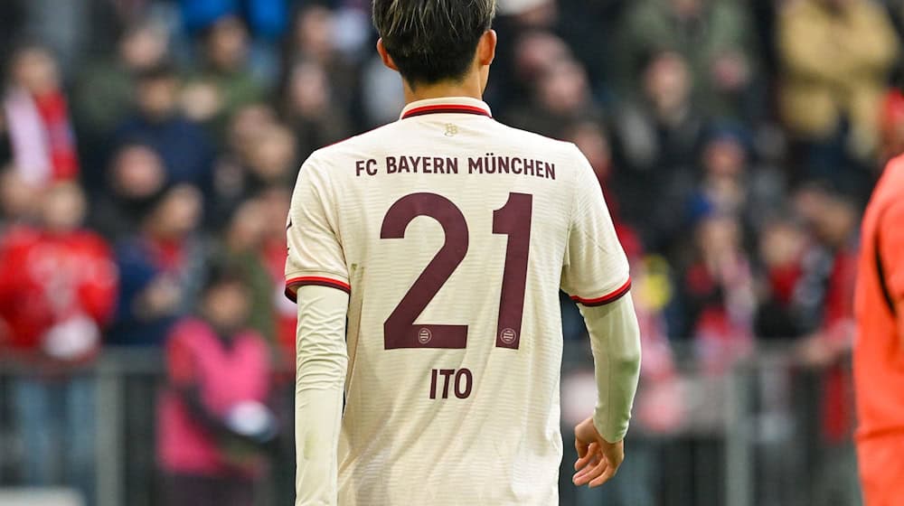 Abwehrspieler Hiroki Ito wird wegen einer Fußverletzung ausgewechselt. / Foto: Peter Kneffel/dpa