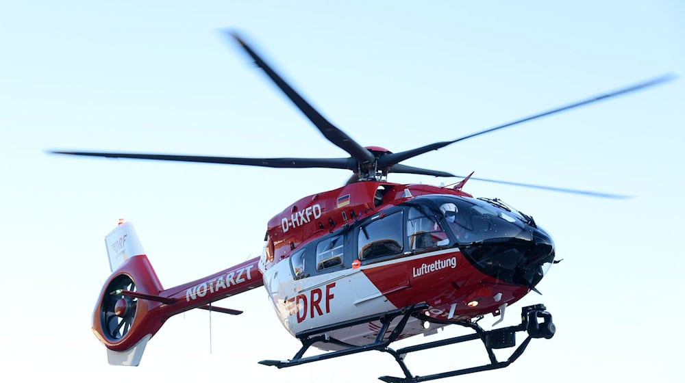 Sanitäter brachten den Mann mit einem Hubschrauber in eine Klinik. (Symbolbild) / Foto: Waltraud Grubitzsch/dpa-Zentralbild/dpa