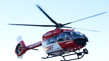 Sanitäter brachten den Mann mit einem Hubschrauber in eine Klinik. (Symbolbild) / Foto: Waltraud Grubitzsch/dpa-Zentralbild/dpa