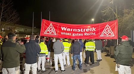 Die Gewerkschaft beklagt ein «Mager-Angebot» der Arbeitgeber, das für die Beschäftigten sinkende Reallöhne bedeute. / Foto: Schmelzer/vifogra/dpa