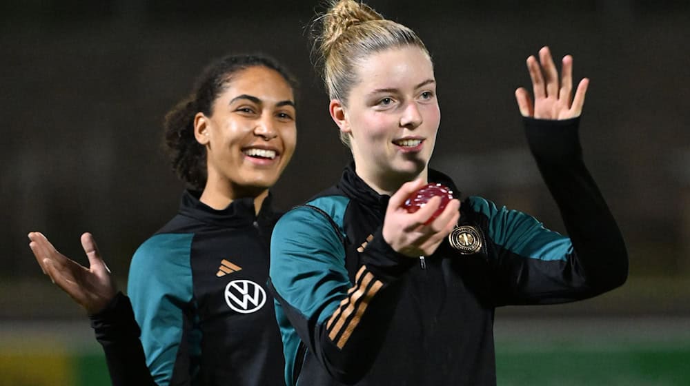 Nationalspielerin Alara Sehitler (r) bleibt beim FC Bayern. / Foto: Marijan Murat/dpa