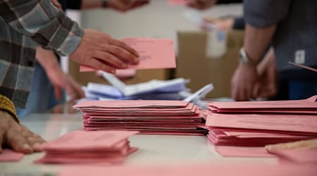 Die CSU geht laut dem endgültigen Ergebnis der Bundestagswahl in Bayern als klarer Sieger hervor. (Archivbild) / Foto: Pia Bayer/dpa