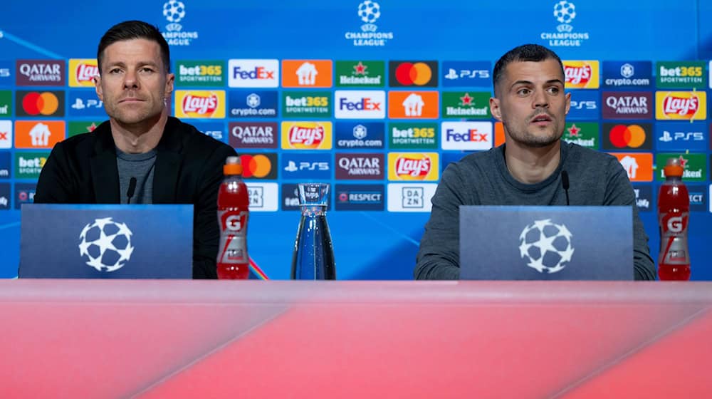 Trainer Xabi Alonso (l) und Granit Xhaka äußern sich bei der Pressekonferenz in der Allianz Arena zur Problematik möglicher Gelb-Sperren. / Foto: Sven Hoppe/dpa