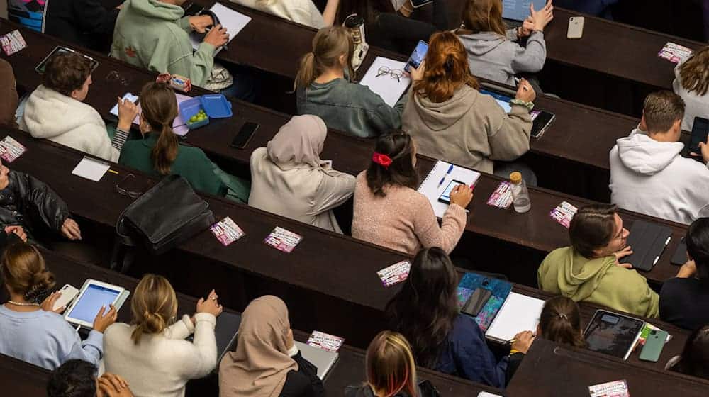 Bei sogenannten MINT-Fächern an bayerischen Hochschulen wächst der Anteil der Frauen im Hörsaal. (Symbolbild) / Foto: Peter Kneffel/dpa