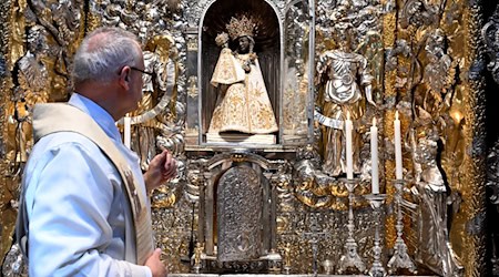 Zu den kirchlichen Festen wird die Schwarze Madonna umgekleidet - zu Ostern trägt sie weiß. / Foto: Felix Hörhager/dpa
